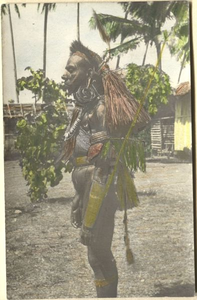 229290 Een man van de Marind-anim poseert bij de statie in Merauke (Indonesië). Zijaanzicht